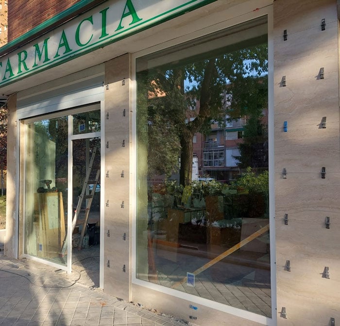 Escaparate con carpintería de alumino