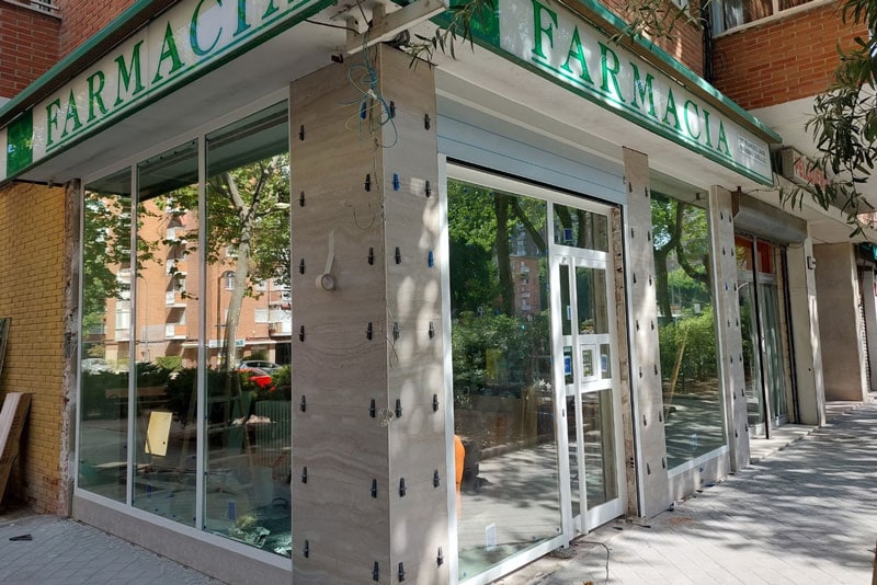 escaparate con carpintería de aluminio