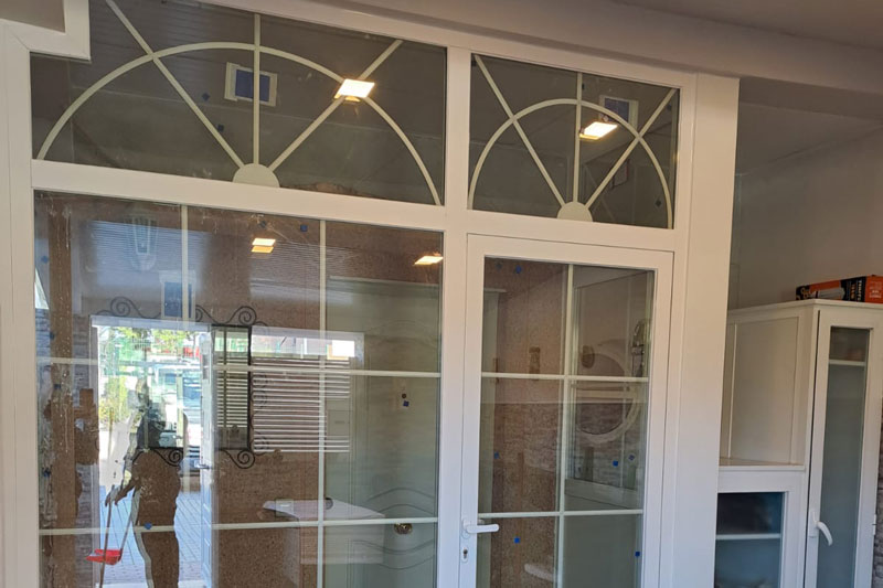 Instalación de cerramiento de entrada al recibidor